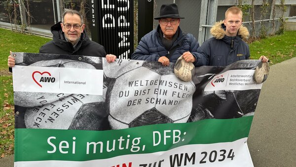 Aktion: AWO und Fanvertreter protestieren vor DFB-Zentrale: „Nein zur WM in Saudi-Arabien“. Das Bild zeigt von links: Bezirksvorsitzender Michael Scheffler, Andreas Erzkamp (Mitglied Bezirksvorstand) und Matthias Schirmer (Jugendwerk).